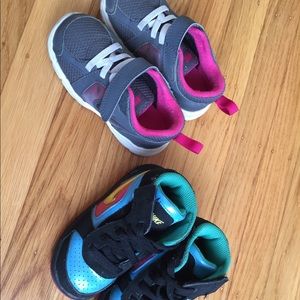 2 pairs of Nike sneakers